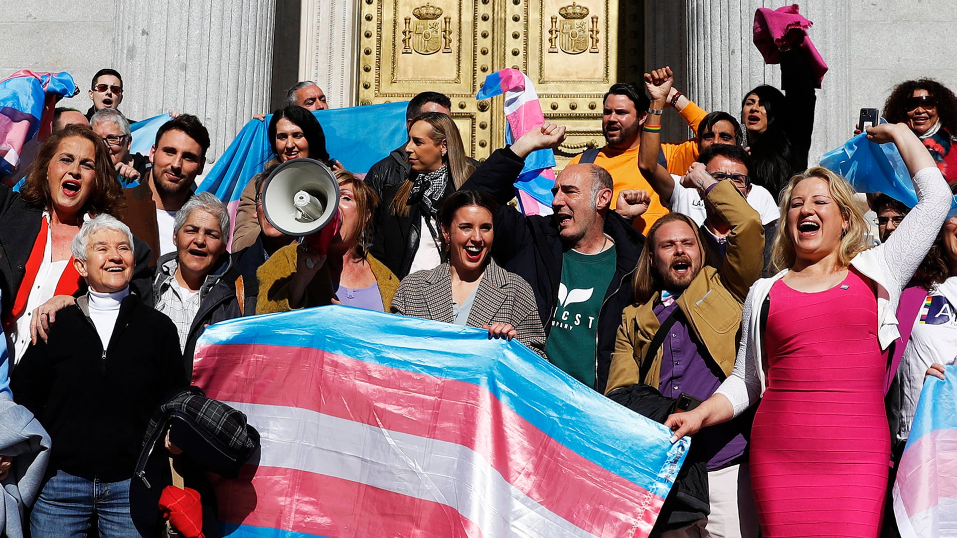 La ministra de Igualdad, Irene Montero, celebraba la aprobación de la 'ley trans', el 16 de febrero, con representantes del colectivo trans a las puertas del Congreso. 