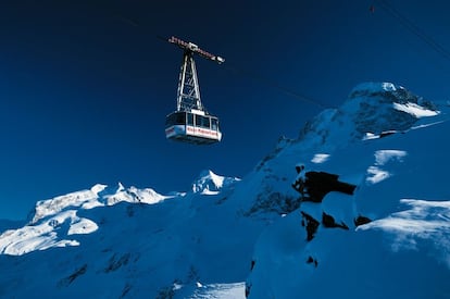 A la estación de montaña más alta de los Alpes se llega desde Zermatt, en Suiza, con la telecabina Matterhorn Express, un teleférico que alcanza los 3.883 metros del Pequeño Cervino. En esta cota, punto más alto del glaciar Theodul, se ubica el hotel-restaurante más alto de Europa y una plataforma panorámica de 360 grados, con vistas a gigantes alpinos como el Cervino (Matterhorn) y el Monte Rosa.