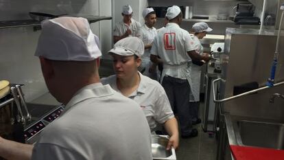 Un grupo de alumnos del bar-escuela de Lizarran en Madrid, en el ajetreo diario de la cocina. 