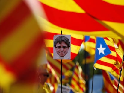 Un manifestante sostiene el retrato del expresidente catalán, Carles Puigdemont, durante una protesta en Estrasburgo (Francia), en 2019.