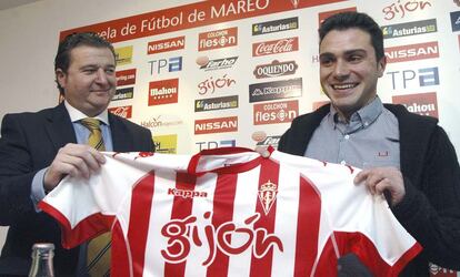 El delantero Adrián Colunga (der.), acompañado por el director deportivo del Sporting de Gijón, Emilio de Dios, durante su presentación como nuevo jugador del equipo rojiblanco.