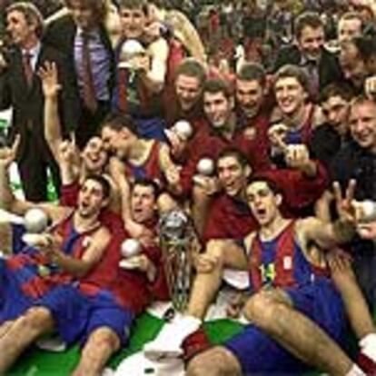 Los jugadores del Barcelona posan con la Copa conquistada hoy.