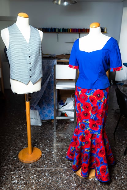 Un chaleco tradicional de chulapo y un traje de chulapa customizado con una tela de estampado de amapolas.