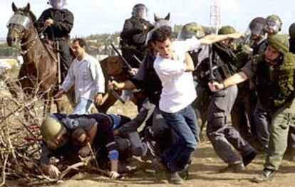 La policía israelí carga contra árabes israelíes que protestan en la ciudad de Tira contra la construcción de una autopista.