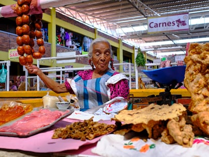 Una mujer de la tercera edad atiende un puesto de carnes en un mercado de Zaachila, en el Estado de Oaxaca.