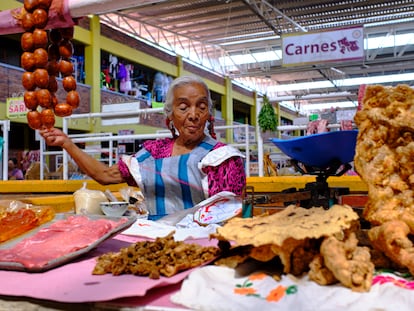 Una mujer trabaja en el mercado de Zaachila (Oaxaca).