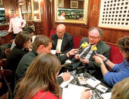 Fernando Checa, rodeado de periodistas, en el café Gijón de Madrid.