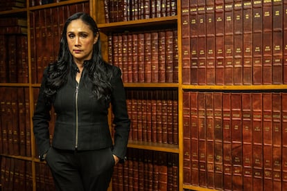 Adela Navarro, directora del semanario 'Zeta', en el archivo de la revista en Tijuana.