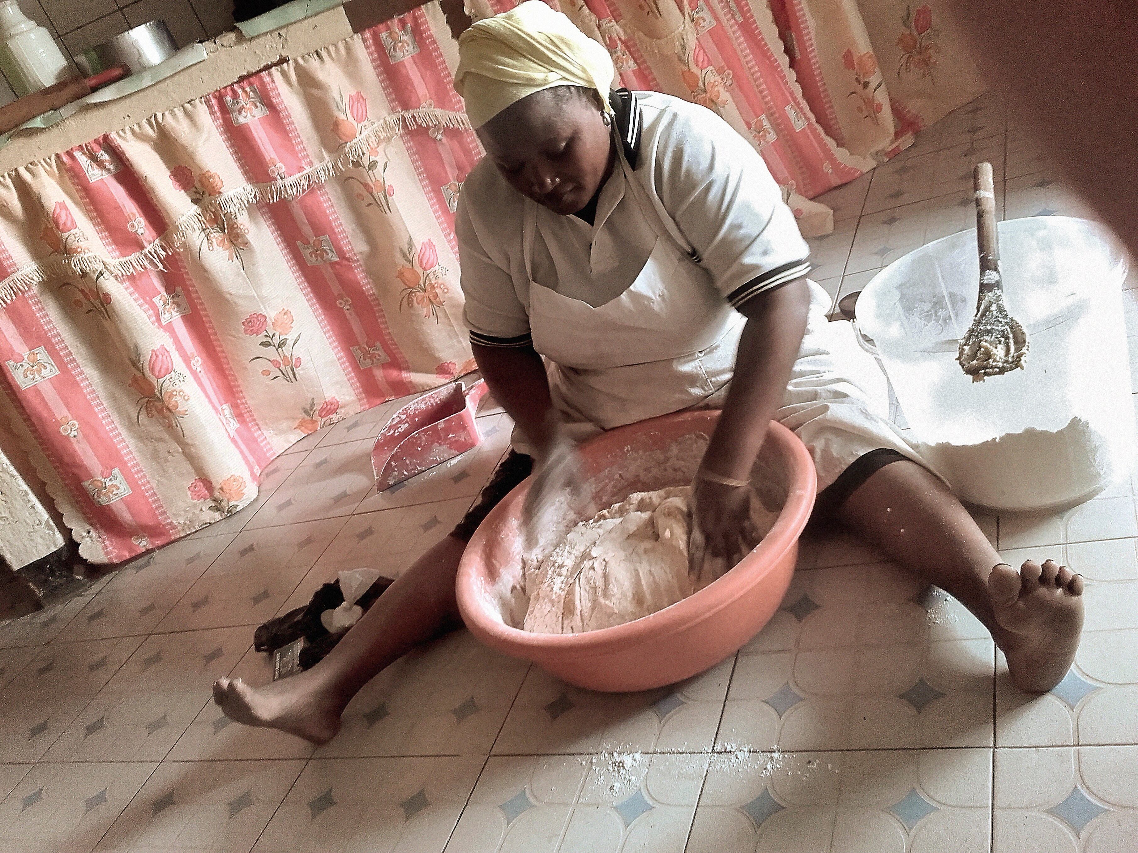 Alice amasando galletas en el obrador de Upendo Sisters Bakery. Ifakara, Tanzania. Imagen proporcionada por Joaquín Labayen.