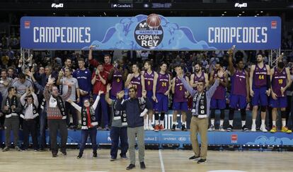 Los actores de la película 'Campeones' saludan tras entregar las réplicas del trofeo a los jugadores del Barcelona.
