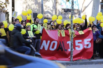 Protesta de trabajadores de la Generalitat en la Gran Vía de Barcelona.