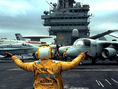 Maniobras realizadas ayer en la cubierta del portaviones estadounidense <i> USS George Washington</i>, en el océano Atlántico.