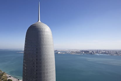 Completada en 2012, la torre Doha, construcción del francés Jean Nouvel, mide 232 metros, cuenta con 46 pisos y se alza en la zona de West Bay, en Doha (Qatar). Su fachada está recubierta por una celosía metálica que funciona como parasol y responde a un patrón decorativo de la tradición musulmana.