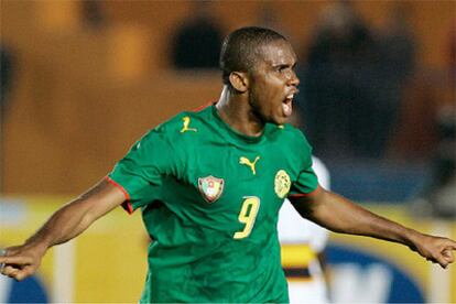 El camerunés Samuel Eto&#39;o celebra su tercer gol ante Angola en el estadio militar de futbol de El Cairo.