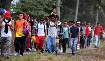 Milhares de pessoas oriundas de países da América Central caminham há meses com destino aos Estados Unidos, fugindo da pobreza e da violência em seus países. Na imagem, hondurenhos deixam o centro de San Pedro Sula com destino à Guatemala, em 10 de abril.