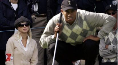 Tiger Woods estudia la caída de un <i>green</i> durante la Copa Ryder de 2006, en Irlanda, en la que Europa derrotó a Estados Unidos.