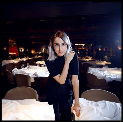 La cantante Zahara, entre las mesas del restaurante Tatel.
