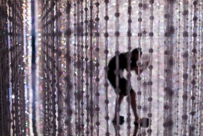 Un visitante saca una fotografía de la instalación digital titulada 'Wander through the Crystal Universe' ('Vagar por el universo de cristal') presentada por el collectivo artístico teamLab en la exposición Odaiba Minna no YUME-TAIRIKU 2016, en Tokio (Japón).