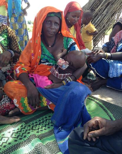 Heoua Bdoulaye, de República Centroafricana, tiene ocho hijos, y a sus treinta años se ha visto obligada a cambiar de profesión. Antes, cuando vivía en Bangui, la capital de aquel país, trabajaba en el mercado. Ahora está aprendiendo a cultivar. La familia de Bdoulaye es una de las 1.400 beneficiarias de un programa agrícola impulsado por Oxfam y la oficina de Ayuda Humanitaria de la Comisión Europea, ECHO, en Sido, que consiste en formación y en el reparto de semillas y material para labrar la tierra. "Por lo menos tendremos qué comer", dice.