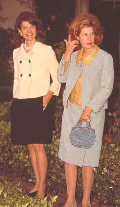 Jacqueline Kennedy y Cayetana de Alba, en Sevilla en el año 1966.