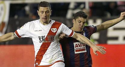 El Rayo visita Granada en un duelo clave por la permanencia.