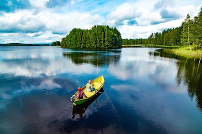 Pesca en un lago de Finlandia.