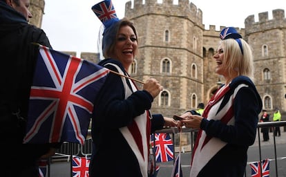 Las puertas de Windsor llenas de curiosos por la boda.