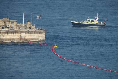 Una patrullera de la Royal Police vigilando la zona acordonada en el Puerto de Gibraltar.