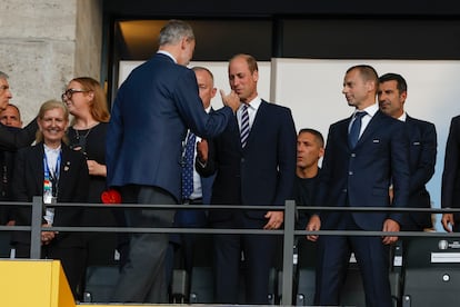  El rey Felipe saluda al príncipe Guillermo de Inglaterra a su llegada la final de la Eurocopa que enfrenta a España e Inglaterra en Berlín. 
