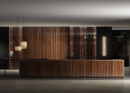 La propuesta de cocina en bloque de DOCA, en madera de caoba brillo, un material que aporta profundidad y sofisticación con una su superficie pulida realza las vetas naturales.