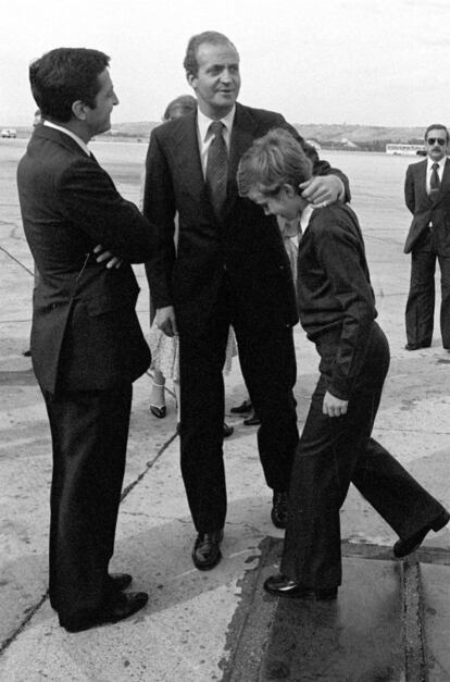 Mayo de 1979. El rey Juan Carlos hace un gesto cariñoso a su hijo, el príncipe Felipe, en presencia del presidente del Gobierno, Adolfo Suárez, en el aeropuerto, a la vuelta de su viaje de una semana a Costa de Marfil, Guinea Conakry y Senegal.