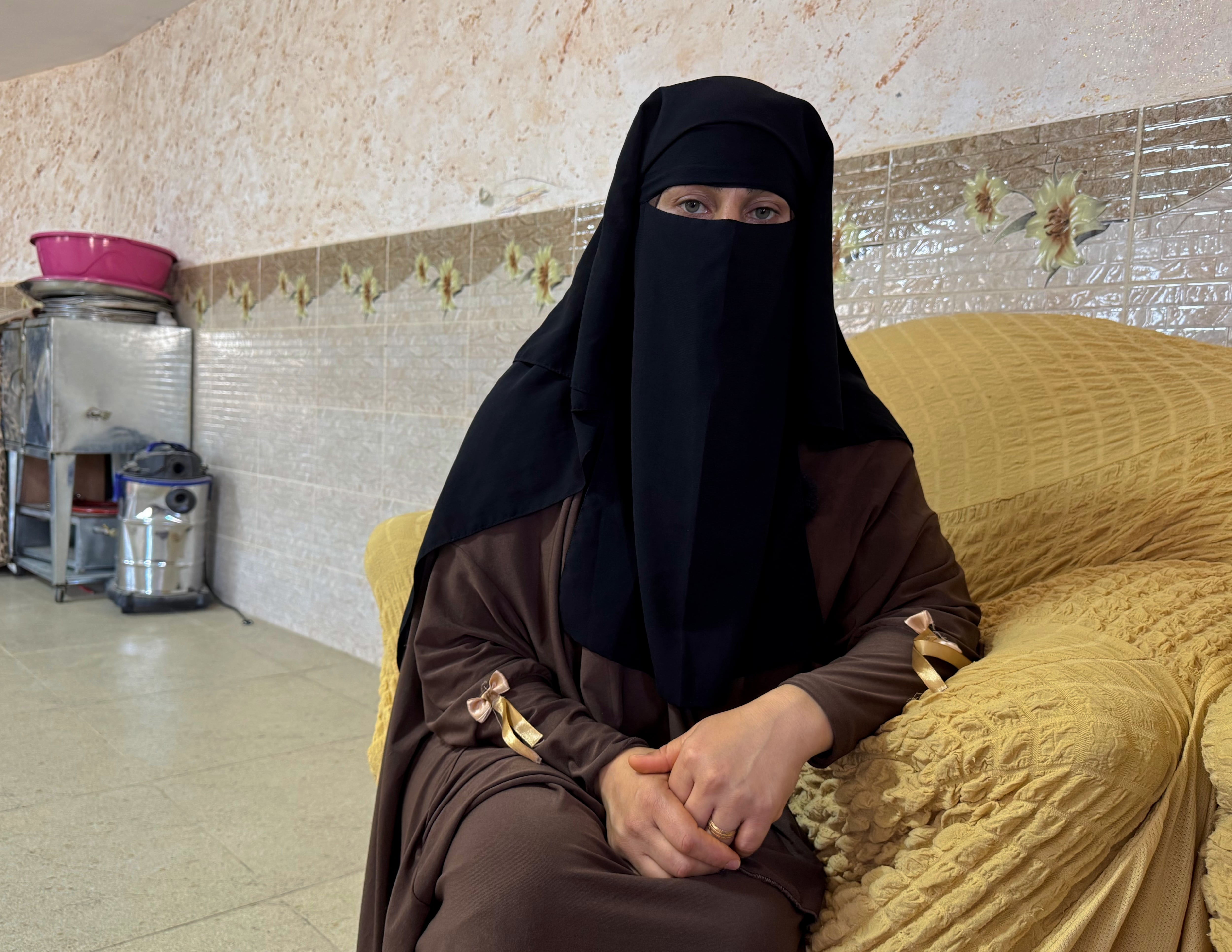 Ruqayya Rabei, en su casa en Al Tuwani, tras regresar del hospital, este jueves.