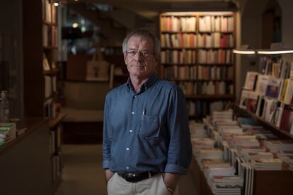 Lluís Morral, en la librería Laie de Barcelona.