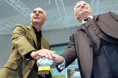 Beckenbauer y el ministro alemán del Interior acudieron ayer a la feria tecnológica de Hanover para promocionar la web del próximo mundial de fútbol.