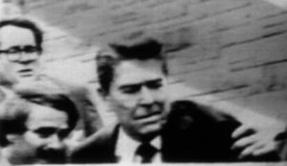El presidente de los Estados Unidos, Ronald Reagan, resultó gravemente herido en un atentado cuando salía del hotel Washington Hilton. EFE/Archivo