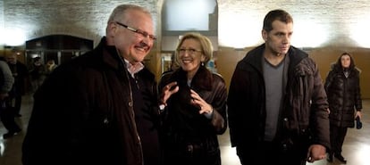 El coordinador territorial saliente Romain Muzzati, Rosa D&iacute;ez y Toni Cant&oacute; en un acto celebrado en Valencia. 