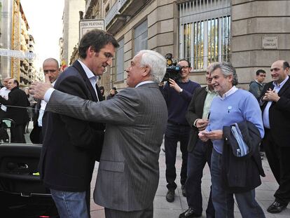 Feijóo y Baltar se saludan en una calle de Ourense, en presencia del candidato del PP a la alcaldía, Rosendo Fernández (con jersey celeste).