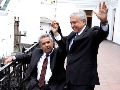 Lopez Obrador (derecha), con el presidente ecuatoriano, Lenin Moreno, en Quito.