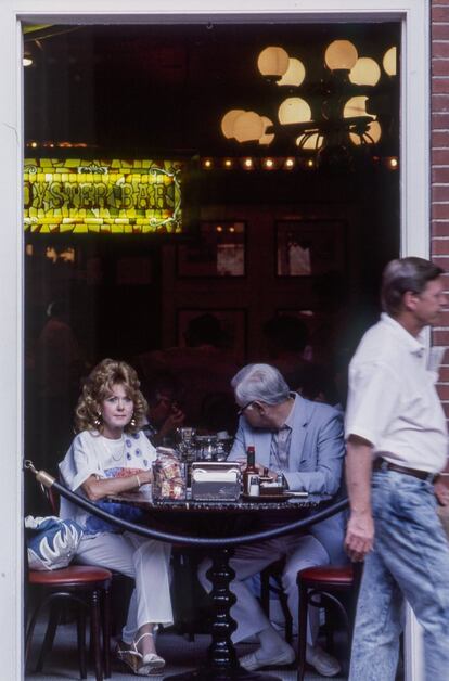 Um casal, em uma das mesas do Desiré Oyster Bar, na Bourbon Street. New Orleans é conhecida por sua rica culinária baseada na 'trindade sagrada': cebola, pimentão e aipo. A culinária cajun (mais rústica), crioula (mais aristocrática e rica) e as influências espanhola (especialmente das Ilhas Canárias), italiana e grega fazem da cidade um lugar único na paisagem culinária dos Estados Unidos.