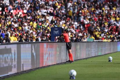 Emikar Calderas, árbitra, chequea una acción en el VAR durante la CONMEBOL 2025