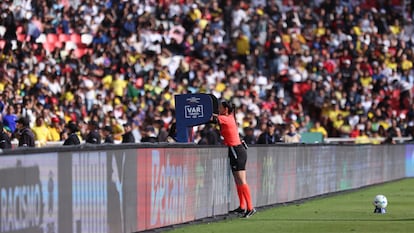 La árbitra Emikar Calderas chequea una acción en el VAR durante la CONMEBOL 2025.