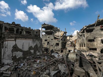 Edificios destruidos por un bombardeo israelí en Ciudad de Gaza, el lunes.
