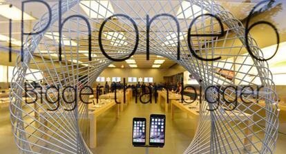 Fotografía de archivo que muestra los iPhone 6S y 6S Plus en una tienda oficial de Apple en Dallas, Texas (Estados Unidos).