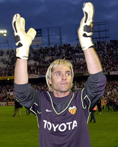 El veterano portero del Valencia, Santiago Cañizares, ha dedicado unos aplausos a la afición valencianista que se ha desplazado a Sevilla a  presenciar el encuentro del alirón.