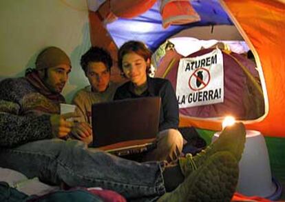 Marta Pahissa, creadora de www.pangea.org/acampada, con Roger y Bernat, en el campamento frente a la Delegación del Gobierno en Barcelona.