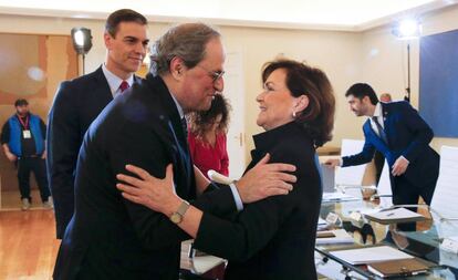 Catalan premier Quim Torra greets Spain's Deputy PM Carmen Calvo while PM Pedro Sánchez looks on.