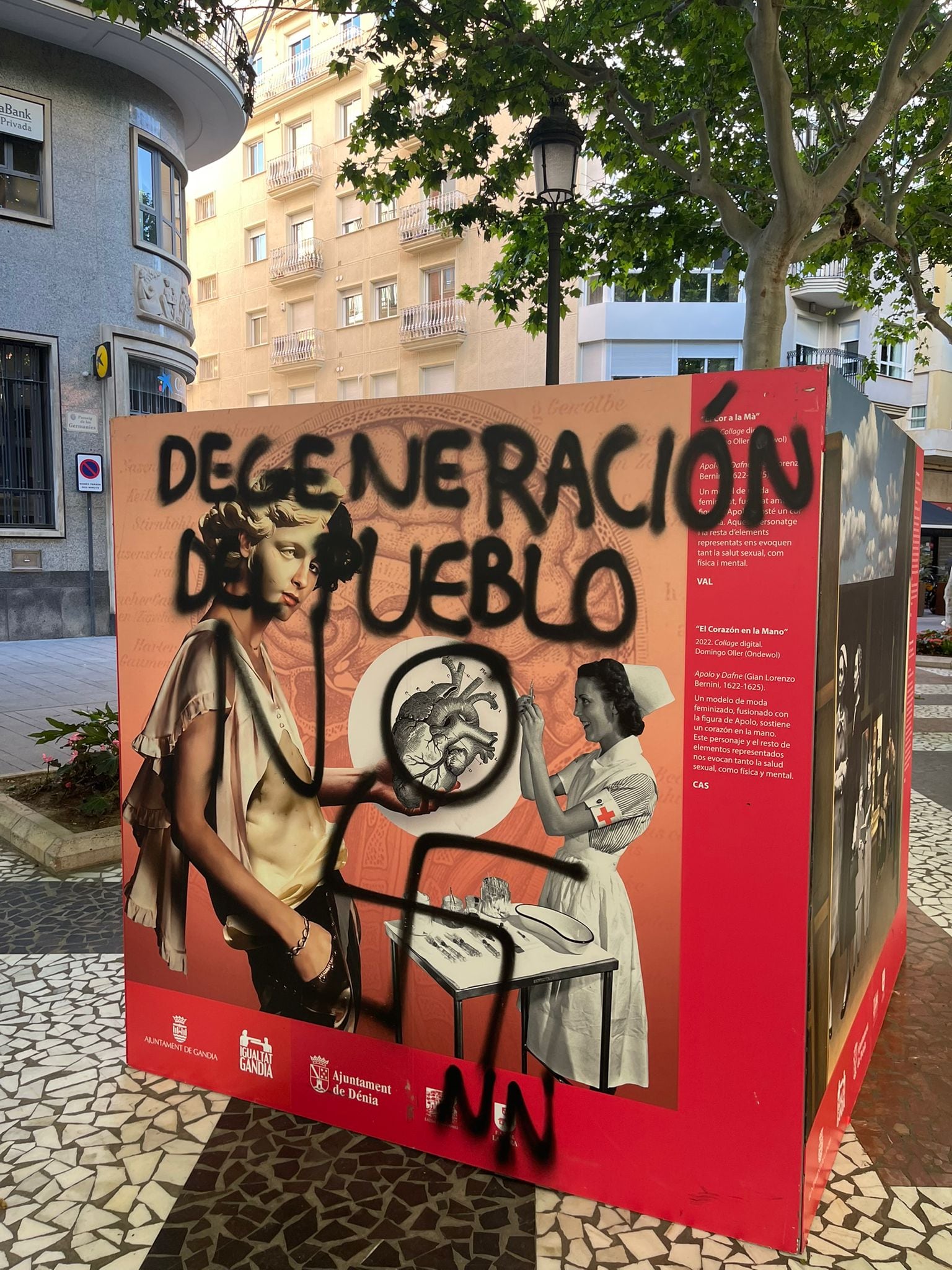 Uno de los paneles de temática LGTBIQ+ vandalizados en Gandia, en Valencia.