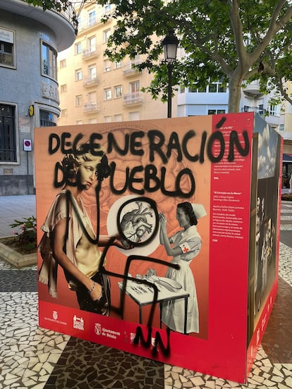 Uno de los paneles de temática LGTBIQ+ vandalizados en Gandia, en Valencia.