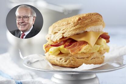 <br><b>Desayuno</b><br> El billonario acude al McDonalds cada mañana y siempre elige el mismo desayuno. Jura no haberse gastado nunca más de 3,17 dólares (2,67 euros). ¿Su elección? Sándwich de bacon, huevo, queso y galleta. Acompaña su festín con una Coca-Cola. <br><br><b>Valoración</b><br> Carnes procesadas, panes blancos, refrescos, quesos grasos. Faltan alimentos de origen vegetal (fruta) y alimentos con fibra (cereales o pan integrales...). Exceso de proteínas y de hidratos de carbono simples. A largo plazo supondrá un problema cardiovascular por exceso de grasas saturadas en el torrente sanguíneo. Y un problema de sobrepeso a causa de los azúcares por exceso de grasa corporal. </b><br><br><b>Poca fibra y mucha grasa</b><br> Según un estudio realizado en Taiwán, existe una correlación entre el estreñimiento crónico y el consumo frecuente de <i>snacks</i>, comida rápida, frituras y <a href="http://file.scirp.org/pdf/FNS_2015032017162149.pdf" target="_blank">una dieta basada en comida basura</a>. Hacer ejercicio, cuidar la dieta e incluso aplicarse suaves masajes en el vientre son buenos consejos para combatir el problema.