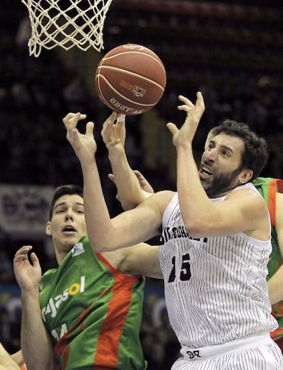 Hernangómez, a la izquierda, y el alero del Bilbao Basket Alex Mumbrú pugnan por el balón.
